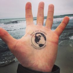 Save the Planet tattoo. Tatuering på handflata.