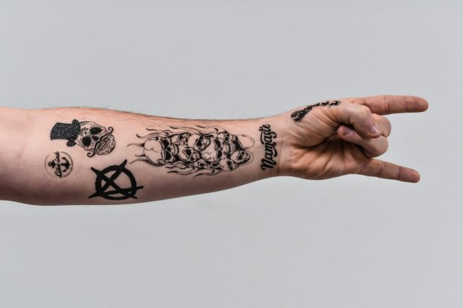 Döskelletatuering fake tattoo på armen
