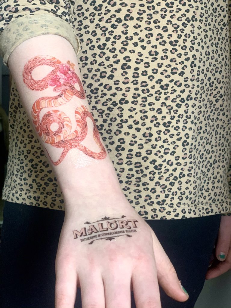 Malört Tatuering Design. Stor orm på arm och tatuerad logo på hand